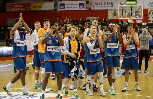 Deutschland, Giessen, Osthalle, 03.12.2021, easy Credit BBL, 9.Spieltag, JobStairs Giessen 46ers - ratiopharm ulm Bild: Das Team von Ulm bedankt sich bei Ihren Fans Copyright: HMBxMedia ThomasxJäger