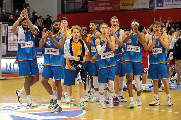 03.12.2021, xovx, Basketball 1. Bundesliga, easy Credit BBL, JobStairs Gießen 46ers - ratiopharm Ulm Die Ulmer Spieler bejubeln den 87:76 Sieg in gießen. Gießen Sporthalle Ost Hessen Deutschland (DE)