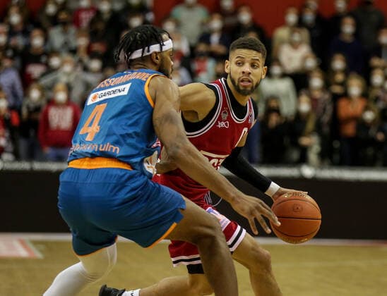 Deutschland, Giessen, Osthalle, 03.12.2021, easy Credit BBL, 9.Spieltag, JobStairs Giessen 46ers - ratiopharm ulm Bild: v.li.Jaron Blossomgame (ratiopharm ulm),Kendale McCullum (Giessen 46ers) Copyright: HMBxMedia ThomasxJäger