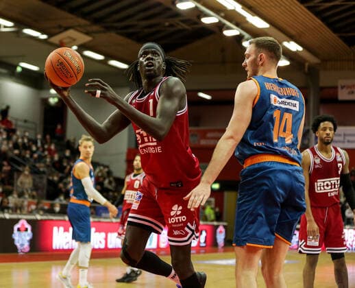 Deutschland, Giessen, Osthalle, 03.12.2021, easy Credit BBL, 9.Spieltag, JobStairs Giessen 46ers - ratiopharm ulm Bild: v.li.Nuni Omot (Giessen 46ers),Philipp Herkenhoff (ratiopharm ulm) Copyright: HMBxMedia ThomasxJäger