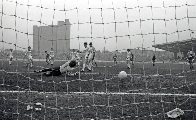 01.04.78 FC St. Pauli - VfB Stuttgart Deutschland, Hamburg, 01.04.1978, Fussball, Bundesliga, FC St. Pauli - VfB Stuttgart (1:1): Jürgen Rynio (FC St. Pauli); Tor 1:1 Müller. *** 01 04 78 FC St Pauli VfB Stuttgart Germany, Hamburg, 01 04 1978, Football, Bundesliga, FC St Pauli VfB Stuttgart 1 1 Jürgen Rynio FC St Pauli Goal 1 1 Müller