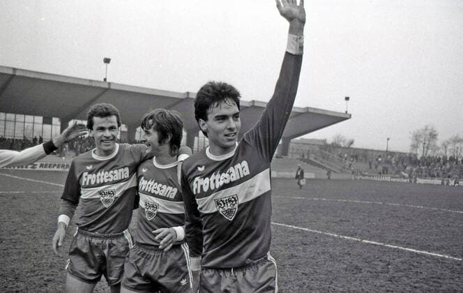 01.04.78 FC St. Pauli - VfB Stuttgart Deutschland, Hamburg, 01.04.1978, Fussball, Bundesliga, FC St. Pauli - VfB Stuttgart (1:1): v.l. Ottmar Hitzfeld, Dragan Holcer, Hansi Müller (alle VfB Stuttgart). *** 01 04 78 FC St Pauli VfB Stuttgart Germany, Hamburg, 01 04 1978, Football, Bundesliga, FC St Pauli VfB Stuttgart 1 1 v l Ottmar Hitzfeld, Dragan Holcer, Hansi Müller all VfB Stuttgart