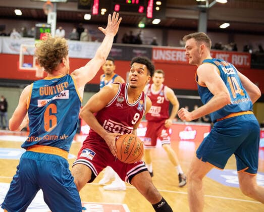 03.12.2021, xsltx, Basketball BBL Bundesliga, Giessen 46ers - ratiopharm ulm emspor, v.l. Per Günther - Point Guard (Ratiopharm Ulm),Maximilian Maalik Begue - Shooting Guard (Jobstairs Gießen 46ers), Philipp Herkenhoff - Power Forward Center (Ratiopharm Ulm) (DFL DFB REGULATIONS PROHIBIT ANY USE OF PHOTOGRAPHS as IMAGE SEQUENCES and or QUASI-VIDEO) Giessen