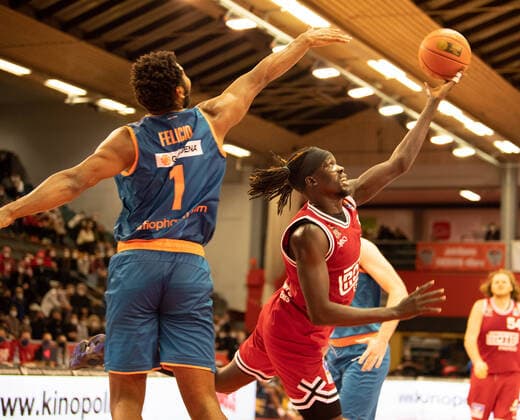 03.12.2021, xsltx, Basketball BBL Bundesliga, Giessen 46ers - ratiopharm ulm emspor, v.l. Cristiano Felicio - Center (Ratiopharm Ulm), Nuni Omot - Small Forward (Jobstairs Gießen 46ers) Emot trifft für Gießen (DFL DFB REGULATIONS PROHIBIT ANY USE OF PHOTOGRAPHS as IMAGE SEQUENCES and or QUASI-VIDEO) Giessen
