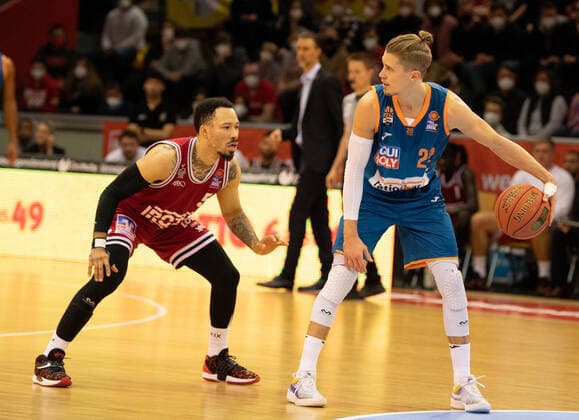 03.12.2021, xsltx, Basketball BBL Bundesliga, Giessen 46ers - ratiopharm ulm emspor, v.l. Kyan Anderson - Point Guard (Jobstairs Gießen 46ers), Thomas Klepeisz - Shooting Guard Point Guard (Ratiopharm Ulm) (DFL DFB REGULATIONS PROHIBIT ANY USE OF PHOTOGRAPHS as IMAGE SEQUENCES and or QUASI-VIDEO) Giessen