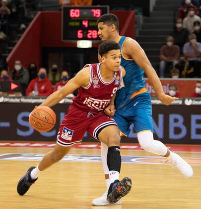 03.12.2021, xsltx, Basketball BBL Bundesliga, Giessen 46ers - ratiopharm ulm emspor, v.l. Maximilian Maalik Begue - Shooting Guard (Jobstairs Gießen 46ers), Karim Jallow - Small Forward (Ratiopharm Ulm) (DFL DFB REGULATIONS PROHIBIT ANY USE OF PHOTOGRAPHS as IMAGE SEQUENCES and or QUASI-VIDEO) Giessen