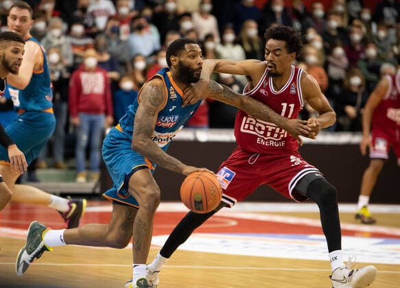 03.12.2021, xsltx, Basketball BBL Bundesliga, Giessen 46ers - ratiopharm ulm emspor, v.l. Sindarius Thornwell - Small Forward Shooting Guard (Ratiopharm Ulm), Jalen Tate - Shooting Guard (Jobstairs Gießen 46ers) (DFL DFB REGULATIONS PROHIBIT ANY USE OF PHOTOGRAPHS as IMAGE SEQUENCES and or QUASI-VIDEO) Giessen