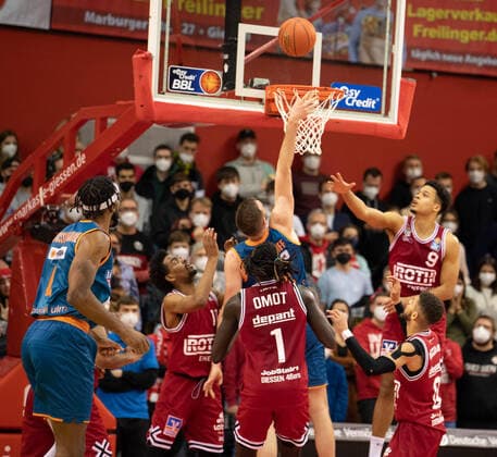 03.12.2021, xsltx, Basketball BBL Bundesliga, Giessen 46ers - ratiopharm ulm emspor, v.l. Reboubnd unter dem Gießener Korb (DFL DFB REGULATIONS PROHIBIT ANY USE OF PHOTOGRAPHS as IMAGE SEQUENCES and or QUASI-VIDEO) Giessen