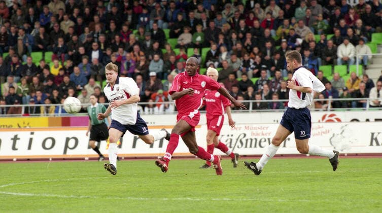 04.04.99 SSV Ulm 1846 - FC Gütersloh Deutschland, Ulm, 04.04.1999, Fussball, 2. Bundesliga, SSV Ulm 1846 - FC Gütersloh (1:1): v.l. Bernd Maier (SSV Ulm 1846), Darlington Omodiagbe (FC Gütersloh). *** 04 04 99 SSV Ulm 1846 FC Gütersloh Germany, Ulm, 04 04 1999, Football, 2 Bundesliga, SSV Ulm 1846 FC Gütersloh 1 1 v l Bernd Maier SSV Ulm 1846 , Darlington Omodiagbe FC Gütersloh