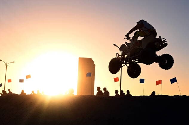 Bilder des Jahres 2021, Sport 12 Dezember Sport Themen der Woche KW48 (211204) -- AHMADI GOVERNORATE, Dec. 4, 2021 -- A contestant competes during the Red Bull Bar Bahr relay race in Ahmadi Governorate, Kuwait, on Dec. 3, 2021. Red Bull Bar Bahr is a competitive relay race that begins with a quad bike first half on land, and then continues into the sea with the use of jet skis. (SP)KUWAIT-AHMADI GOVERNORATE-RED BULL BAR BAHR-LAND AND SEA RELAY RACE NiexYunpeng 