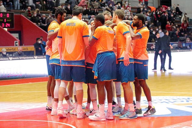 03.12.2021, xovx, Basketball 1. Bundesliga, easy Credit BBL, JobStairs Gießen 46ers - ratiopharm Ulm Die Spieler von ratiopharm Ulm schwören sich vor dem Spiel ein. Gießen Sporthalle Ost Hessen Deutschland (DE)