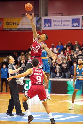 03.12.2021, xovx, Basketball 1. Bundesliga, easy Credit BBL, JobStairs Gießen 46ers - ratiopharm Ulm v.l. Phillip Fayne II (Gießen 46ers), Christiano Felicio (ratiopharm Ulm), Maximilian Begue (Gießen 46ers) Gießen Sporthalle Ost Hessen Deutschland (DE)
