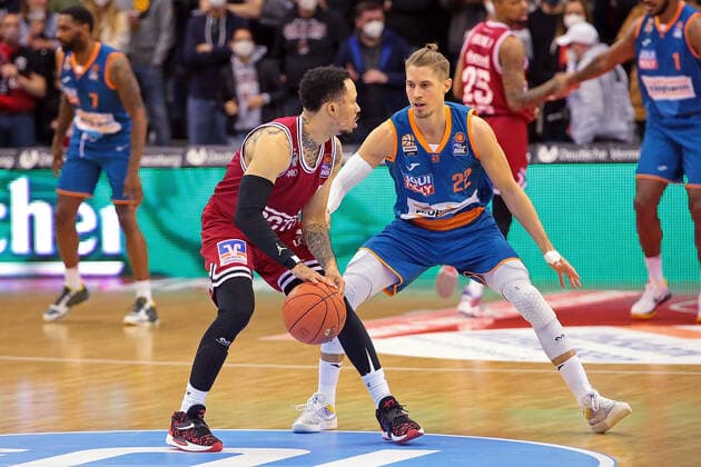 03.12.2021, xovx, Basketball 1. Bundesliga, easy Credit BBL, JobStairs Gießen 46ers - ratiopharm Ulm v.l. Maximilian Begue (Gießen 46ers), Thomas Klepeisz (ratiopharm Ulm) Gießen Sporthalle Ost Hessen Deutschland (DE)