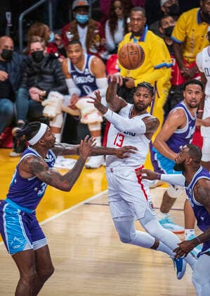 December 3, 2021, Los Angeles, California, USA: Paul George 13 of the Los Angeles Clippers passes the ball during their regular season NBA, Basketball Herren, USA game with the Los Angeles Lakers on Friday December 3, 2021 at the Staples Center in Los Angeles, California. Lakers lose to Clippers, 115-119. PI Los Angeles USA - ZUMAp124 20211203_zaa_p124_010 Copyright: xJAVIERxROJASx