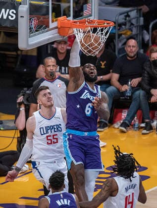 December 3, 2021, Los Angeles, California, USA: LeBron James 6 of the Los Angeles Lakers dunks the ball during their regular season NBA, Basketball Herren, USA game with the Los Angeles Clippers on Friday December 3, 2021 at the Staples Center in Los Angeles, California. Lakers lose to Clippers, 115-119. PI Los Angeles USA - ZUMAp124 20211203_zaa_p124_031 Copyright: xJAVIERxROJASx