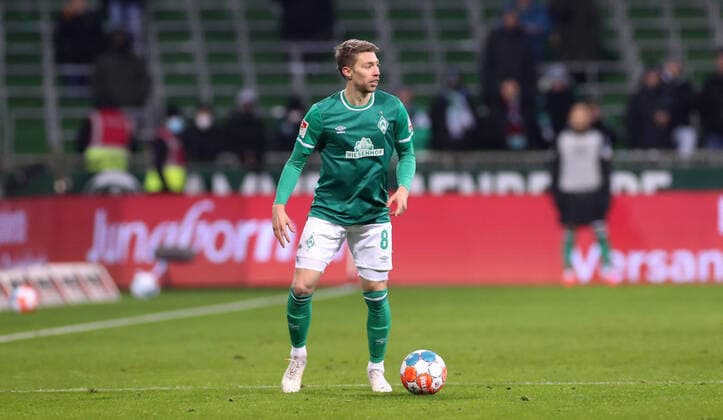 Bremen, 03.12.2021, Weserstadion, Fussball, 2.Bundesliga, 16. Spieltag , FSV Werder Bremen vs. FC Erzgebirge Aue 4:0 (2:0) , Im Bild: Mitchell Weiser (8, Bremen) , Gemäß den Vorgaben der DFL Deutsche Fußball Liga ist es untersagt, in dem Stadion und oder vom Spiel angefertigte Fotoaufnahmen in Form von Sequenzbildern und oder videoähnlichen Fotostrecken zu verwerten bzw. verwerten zu lassen. ,