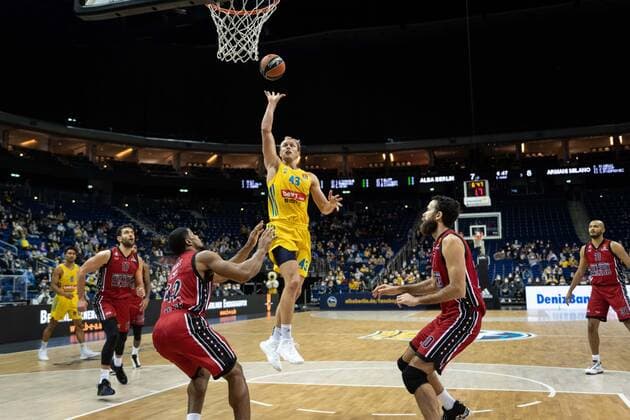 Basketball Berlin 03.12.2021 Saison 2021 2022 Euroleague Regular Season Alba Berlin - AX Armani Exchange Mailand Luke Sikma (Alba Berlin, No.43) Kyle Hines (Mailand, No.42) Luigi Datome (Mailand, No.70)