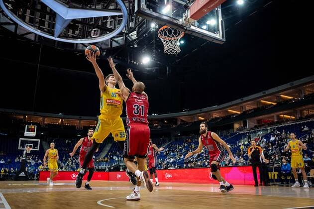 Basketball Berlin 03.12.2021 Saison 2021 2022 Euroleague Regular Season Alba Berlin - AX Armani Exchange Mailand Ben Lammers (Alba Berlin, No.55) Shavon Shields (Mailand, No.31)