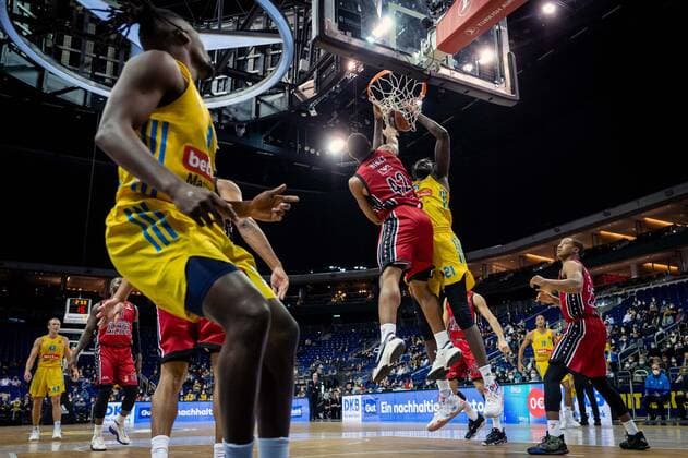 Basketball Berlin 03.12.2021 Saison 2021 2022 Euroleague Regular Season Alba Berlin - AX Armani Exchange Mailand Christ Koumadje (Alba Berlin, No.21) Kyle Hines (Mailand, No.42) Jaleen Smith (Alba Berlin, No.03) li.