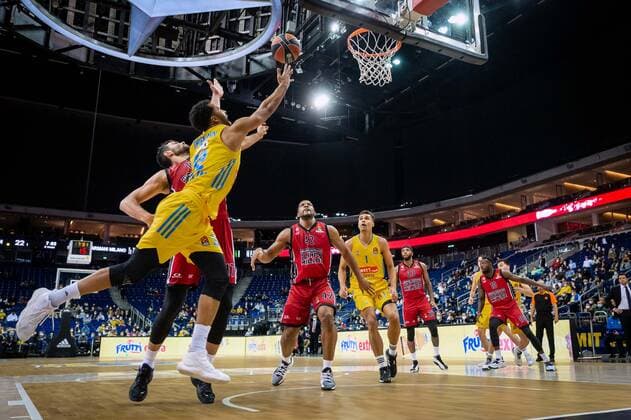 Basketball Berlin 03.12.2021 Saison 2021 2022 Euroleague Regular Season Alba Berlin - AX Armani Exchange Mailand Johannes Thiemann (Alba Berlin, No.32) Giampolo Ricci (Mailand, No.17)