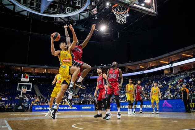 Basketball Berlin 03.12.2021 Saison 2021 2022 Euroleague Regular Season Alba Berlin - AX Armani Exchange Mailand Oscar Da Silva (Alba Berlin, No.01) Paul Biligha (Mailand, No.19)