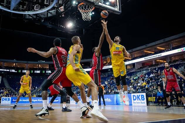 Basketball Berlin 03.12.2021 Saison 2021 2022 Euroleague Regular Season Alba Berlin - AX Armani Exchange Mailand Johannes Thiemann (Alba Berlin, No.32) Paul Biligha (Mailand, No.19)