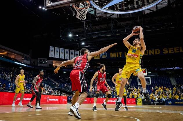 Basketball Berlin 03.12.2021 Saison 2021 2022 Euroleague Regular Season Alba Berlin - AX Armani Exchange Mailand Javel Zoosman (Alba Berlin, No.50) Kyle Hines (Mailand, No.42)
