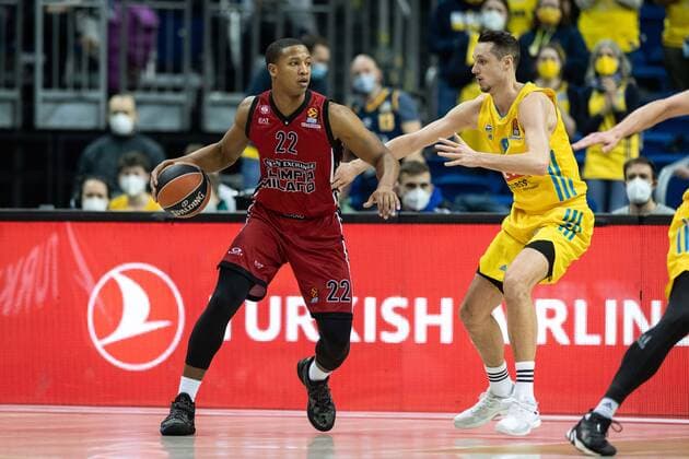 Basketball Berlin 03.12.2021 Saison 2021 2022 Euroleague Regular Season Alba Berlin - AX Armani Exchange Mailand Devon Hall (Mailand, No.22) Marcus Eriksson (Alba Berlin, No.08)