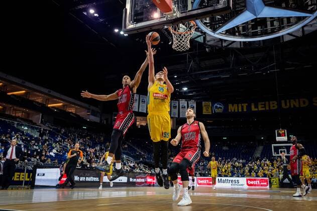 Basketball Berlin 03.12.2021 Saison 2021 2022 Euroleague Regular Season Alba Berlin - AX Armani Exchange Mailand Ben Lammers (Alba Berlin, No.55) Nicolo Melli (Mailand, No.09) Devon Hall (Mailand, No.22)