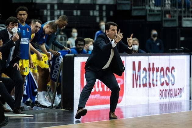 Basketball Berlin 03.12.2021 Saison 2021 2022 Euroleague Regular Season Alba Berlin - AX Armani Exchange Mailand Israel Gonzalez (Alba Berlin, Trainer)
