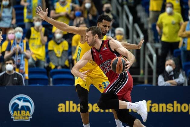 Basketball Berlin 03.12.2021 Saison 2021 2022 Euroleague Regular Season Alba Berlin - AX Armani Exchange Mailand Nicolo Melli (Mailand, No.09) Johannes Thiemann (Alba Berlin, No.32)