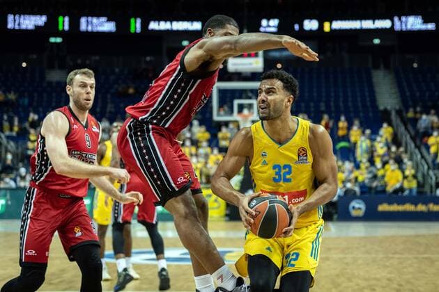 Basketball Berlin 03.12.2021 Saison 2021 2022 Euroleague Regular Season Alba Berlin - AX Armani Exchange Mailand Johannes Thiemann (Alba Berlin, No.32) Kyle Hines (Mailand, No.42)