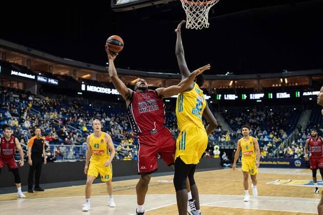 Basketball Berlin 03.12.2021 Saison 2021 2022 Euroleague Regular Season Alba Berlin - AX Armani Exchange Mailand Kyle Hines (Mailand, No.42) Christ Koumadje (Alba Berlin, No.21)