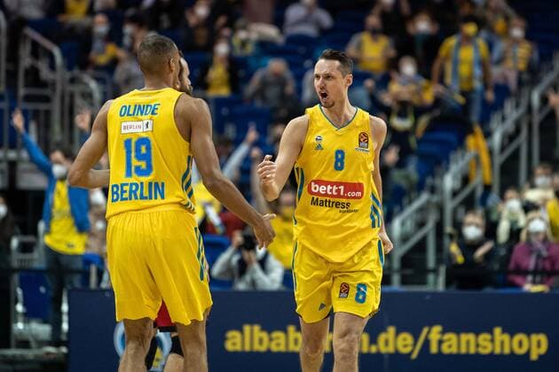Basketball Berlin 03.12.2021 Saison 2021 2022 Euroleague Regular Season Alba Berlin - AX Armani Exchange Mailand Marcus Eriksson (Alba Berlin, No.08) Louis Olinde (Alba Berlin, No.19) Jubel