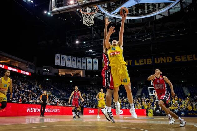 Basketball Berlin 03.12.2021 Saison 2021 2022 Euroleague Regular Season Alba Berlin - AX Armani Exchange Mailand Luke Sikma (Alba Berlin, No.43) Kyle Hines (Mailand, No.42)