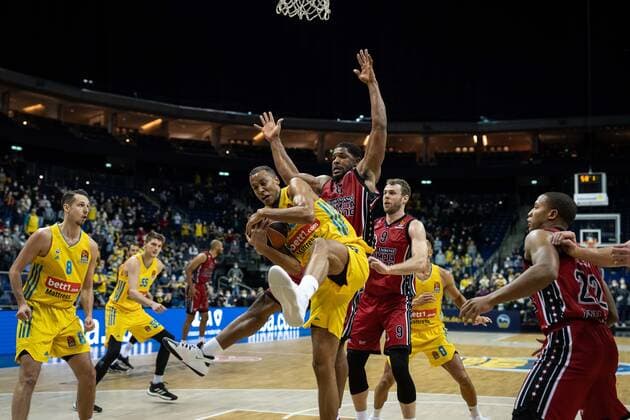 Basketball Berlin 03.12.2021 Saison 2021 2022 Euroleague Regular Season Alba Berlin - AX Armani Exchange Mailand Louis Olinde (Alba Berlin, No.19) Kyle Hines (Mailand, No.42) rebound