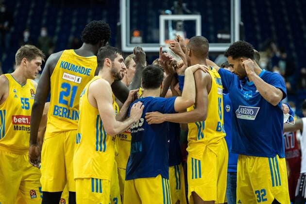 Basketball Berlin 03.12.2021 Saison 2021 2022 Euroleague Regular Season Alba Berlin - AX Armani Exchange Mailand Jubel Alba nach dem Sieg gegen Milan Huddle