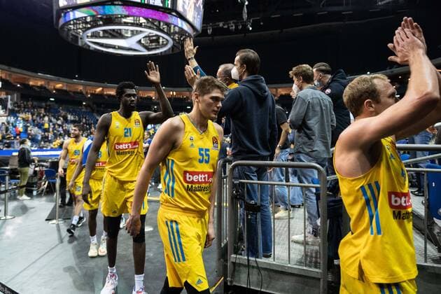 Basketball Berlin 03.12.2021 Saison 2021 2022 Euroleague Regular Season Alba Berlin - AX Armani Exchange Mailand Jubel Alba nach dem Sieg gegen Milan Luke Sikma (Alba Berlin, No.43) Ben Lammers (Alba Berlin, No.55) Christ Koumadje (Alba Berlin, No.21) vrnl. Fans