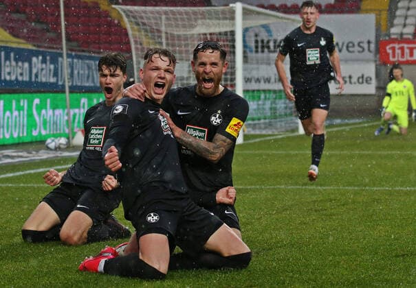 Bilder des Jahres 2021, Sport 12 Dezember Sport Themen der Woche KW48 04.12.2021, xmohx, Fussball 3.Liga, 1.FC Kaiserslautern - FC Viktoria Koeln emspor, v.l. Philipp Hercher (Kaiserslautern) bejubelt mit Mike Wunderlich und Daniel Hanslik (hinten) das 2-0 (DFL DFB REGULATIONS PROHIBIT ANY USE OF PHOTOGRAPHS as IMAGE SEQUENCES and or QUASI-VIDEO) Kaiserslautern *** 04 12 2021, xmohx, Fussball 3 Liga, 1 FC Kaiserslautern FC Viktoria Koeln emspor, v l Philipp Hercher Kaiserslautern celebrates with Mike Wunderlich and Daniel Hanslik behind the 2 0 DFL DFB REGULATES PROHIBIT ANY USE OF PHOTOGRAPHS as IMAGE SEQUENCES and or QUASI VIDEO Kaiserslautern
