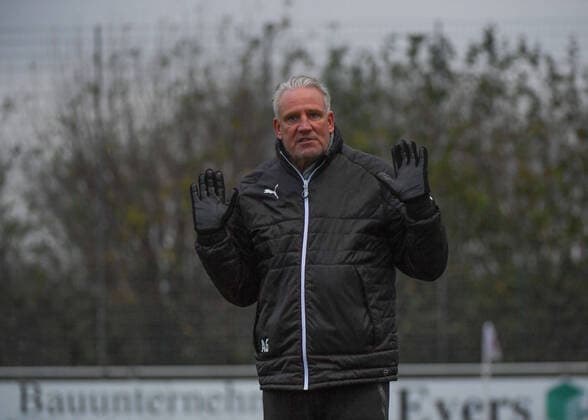 Fußball, Trainerhistorie Borussia Neunkirchen von 1920 bis heute GER, Fussball, RLN, BSV Schwarz-Weiss Rehden vs VfB Oldenburg 04.12.2021, Waldsportstätten, Rehden, GER, RL Nord, Gruppe Süd, BSV Rehden vs VfB Oldenburg , DFL regulations prohibit any use of photographs as image sequences and or quasi-video, im Bild in Aktion Andreas GOLOMBEK ( BSV Rheden Trainer )