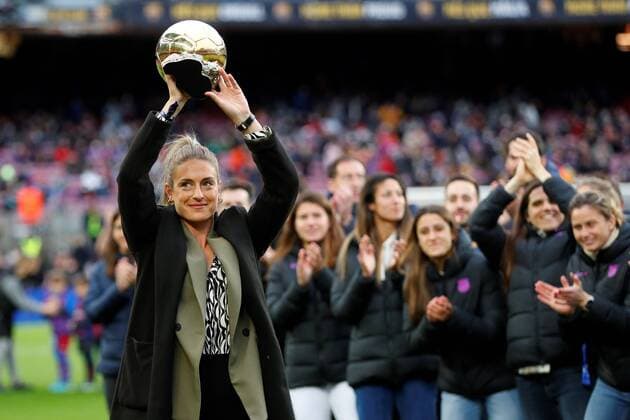 Sport Bilder des Tages FC Barcelona, Barca s player Alexia Putellas, winnner of 2021 Ballon d Or, shows the thropy during a tribute held before the Spanish LaLiga soccer match between FC Barcelona and Real Betis Balompie at Camp Nou stadium in Barcelona, Catalonia, Spain, 04 December 2021. FC Barcelona - Real Betis Balompie !ACHTUNG: NUR REDAKTIONELLE NUTZUNG!  Copyright: xAlejandroxGarciax GRAF8889 20211204-7f6d4212dadd82d308cadfd82e79979b67d3f4d6