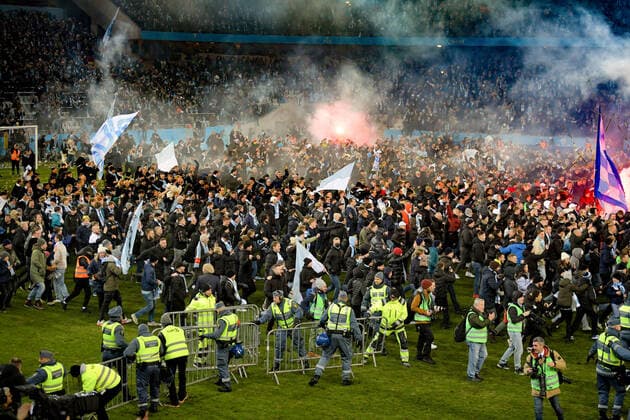 Bilder des Jahres 2021, Sport 12 Dezember Sport Themen der Woche KW48 211204 Malmö FFs supportrar stormar planen efter fotbollsmatchen i Allsvenskan mellan Malmö FF och Halmstad den 4 december 2021 i Malmö. *** 211204 Malmö FFs supporters storm the pitch after the football match in the Allsvenskan between Malmö FF and Halmstad on December 4, 2021 in Malmö,  Copyright: MATHIASxBERGELD BB211204ZU005