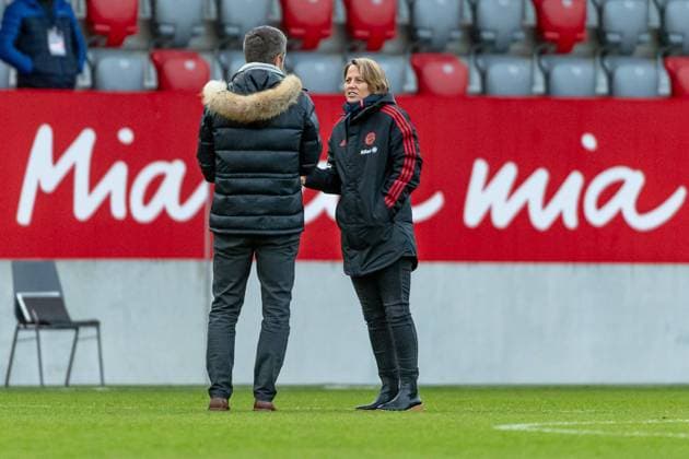 Jens Scheuer (Chef-Trainer, FC Bayern Muenchen Frauen) im Gespraech mit der Sportlichen Leiterin Bianca Rech nach dem 7:1 - Sieg. FC Bayern Muenchen Frauen gegen Bayer 04 Leverkusen, Fussball, Frauen-Bundesliga, 10. Spieltag, Saison 2021 2022, 04.12.2021. (DFL DFB REGULATIONS PROHIBIT ANY USE OF PHOTOGRAPHS as IMAGE SEQUENCES and or QUASI-VIDEO). FC Bayern Muenchen Frauen gegen Bayer 04 Leverkusen, Fussball, Frauen-Bundesliga, 10. Spieltag, Saison 2021 2022, 04.12.2021 Muenchen Copyright: xEibnerxPressefotox xHeikexFeinerx EP_HFR
