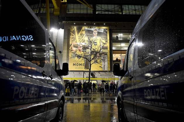 Fußball: 1. Bundesliga, 14. Spieltag, Borussia Dortmund - FC Bayern München am 04.12.2021 im Signal-Iduna-Park in Dortmund (Nordrhein-Westfalen). Zwei Polizeiwagen stehen vor dem Westfalenstadion an der Nordtribüne. DFL REGULATIONS PROHIBIT ANY USE OF PHOTOGRAPHS AS IMAGE SEQUENCES AND OR QUASI-VIDEO. Copyright: xChristopherxNeundorfx