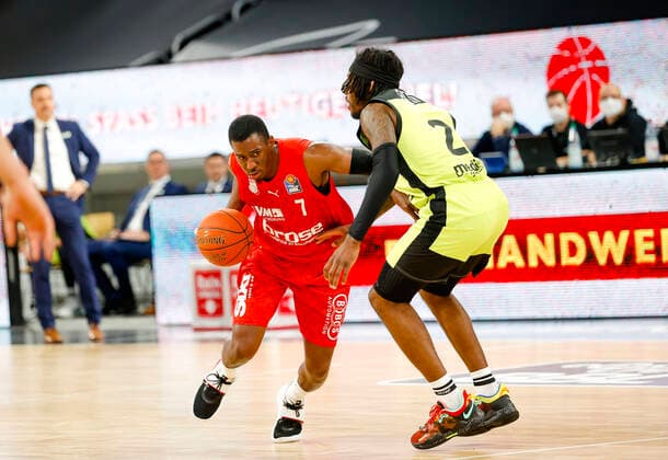links Shannon Scott (Brose Bamberg, 07) rechts 02 Sacar Anim (medi Bayreuth) Brose Bamberg - medi Bayreuth - easyCredit-BBL - Basketball Bundesliga Saison 2021 22 Spieltag 9, 04.12.2021 Bamberg, Brose Arena link Shannon Scott (Brose Bamberg, 07) Copyright: DanielxLöb