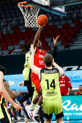 Mitte Shannon Scott (Brose Bamberg, 07) rechts 14 Moritz Sanders (medi Bayreuth) Brose Bamberg - medi Bayreuth - easyCredit-BBL - Basketball Bundesliga Saison 2021 22 Spieltag 9, 04.12.2021 Bamberg, Brose Arena link Shannon Scott (Brose Bamberg, 07) Copyright: DanielxLöb