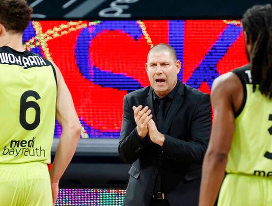 Headcoach Oren Amiel (Brose Bamberg) Brose Bamberg - medi Bayreuth - easyCredit-BBL - Basketball Bundesliga Saison 2021 22 Spieltag 9, 04.12.2021 Bamberg, Brose Arena link Shannon Scott (Brose Bamberg, 07) Copyright: DanielxLöb
