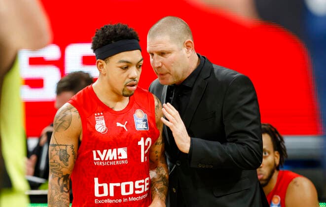 rechts Headcoach Oren Amiel (Brose Bamberg) link Justin Robinson (Brose Bamberg, 12) Brose Bamberg - medi Bayreuth - easyCredit-BBL - Basketball Bundesliga Saison 2021 22 Spieltag 9, 04.12.2021 Bamberg, Brose Arena link Shannon Scott (Brose Bamberg, 07) Copyright: DanielxLöb