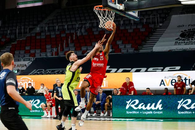 rechts Kenneth Ogbe (Brose Bamberg, 25) links 09 Kay Bruhnke (medi Bayreuth) Brose Bamberg - medi Bayreuth - easyCredit-BBL - Basketball Bundesliga Saison 2021 22 Spieltag 9, 04.12.2021 Bamberg, Brose Arena link Shannon Scott (Brose Bamberg, 07) Copyright: DanielxLöb