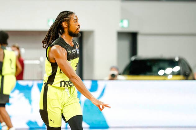 03 Marcus Thornton (medi Bayreuth) Brose Bamberg - medi Bayreuth - easyCredit-BBL - Basketball Bundesliga Saison 2021 22 Spieltag 9, 04.12.2021 Bamberg, Brose Arena link Shannon Scott (Brose Bamberg, 07) Copyright: DanielxLöb